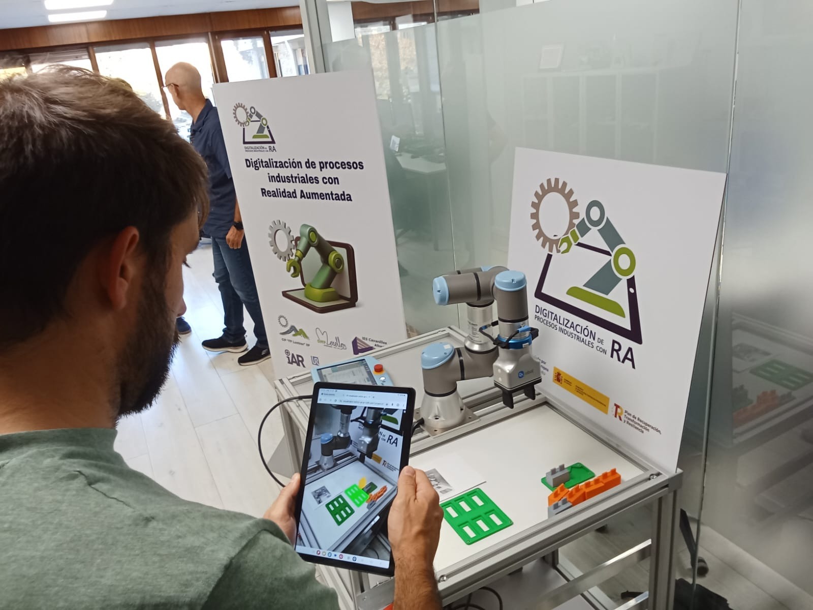 Visita del profesorado de los centros IES Cavanilles (Alicante) y CIP FP Eduardo Merello (Puerto de Sagunto) al CIP FP Lumbier